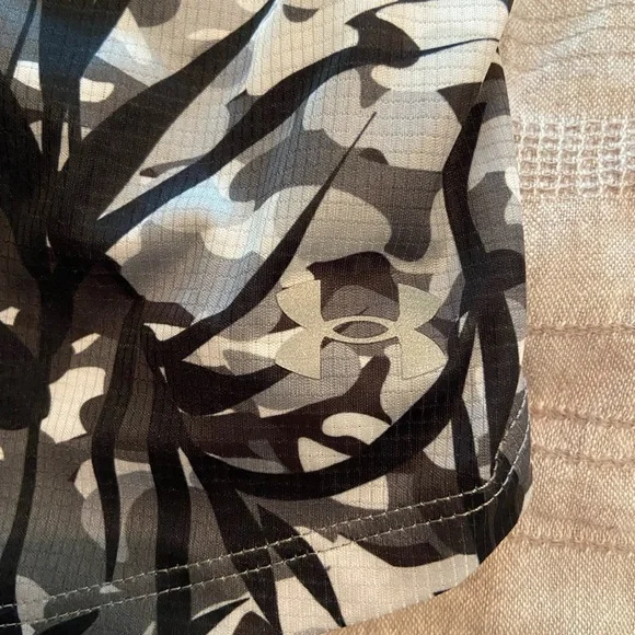 Under Armour Black & White Workout Tank - Picture 3 of 4